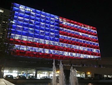 Στα χρώματα της σημαίας των ΗΠΑ οι κεντρικοί δρόμοι στη Θεσσαλονίκη για τη ΔΕΘ